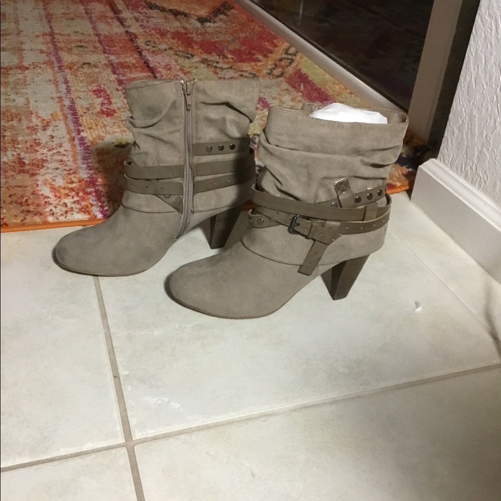 NWT Women’s 7.5 Taupe Boot.  Never been worn.